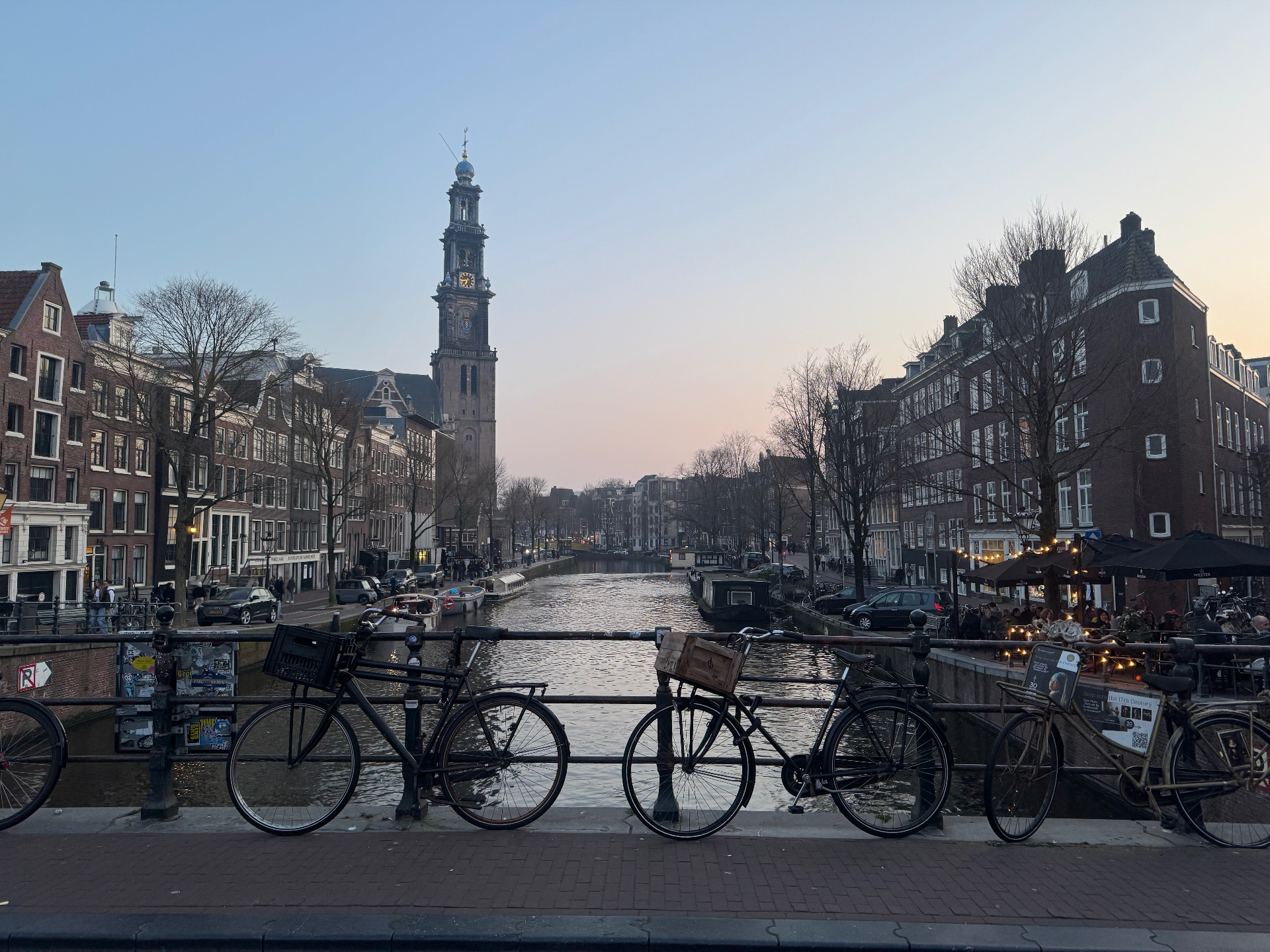 Amsterdamse grachtenpanden bij avondlicht